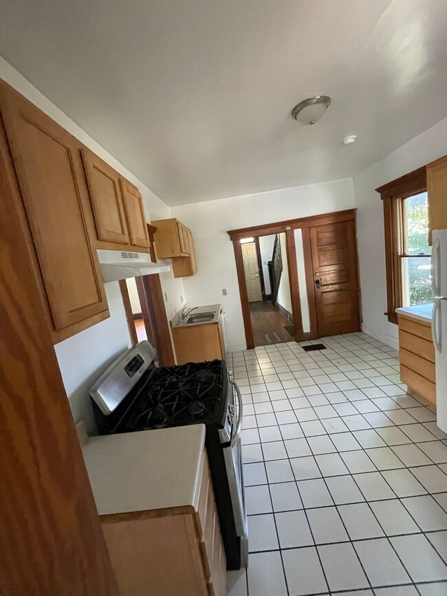 Building Photo - 4 bedroom 2 full bath House