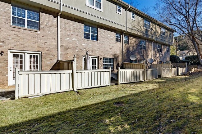 Building Photo - 6900 Roswell Rd