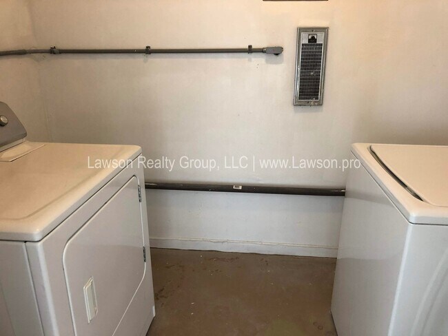 Building Photo - Updated Townhome Located in the Town of Vinton