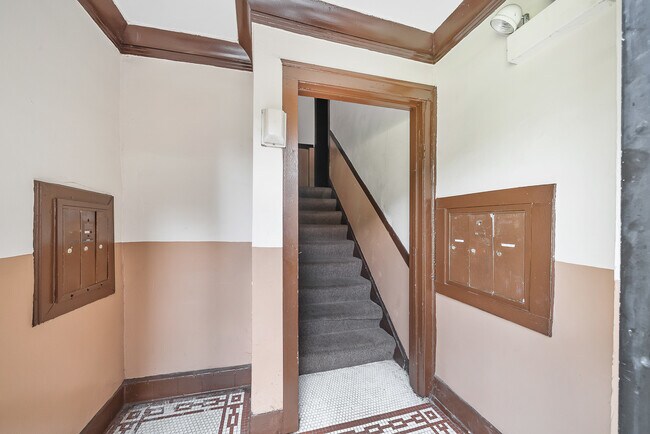 Building Photo - 7617 S Kingston Ave