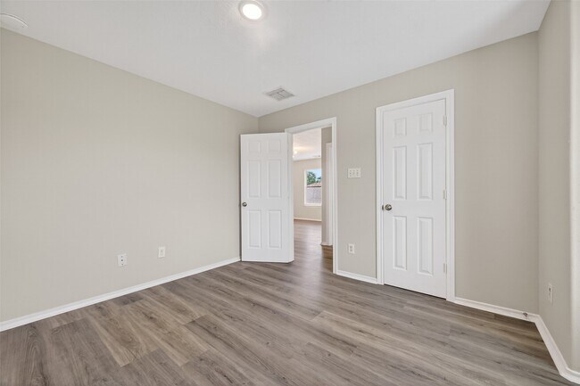 Building Photo - 6915 Great Oaks Shadow Dr