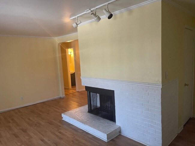 Building Photo - 713 Springfield Rd