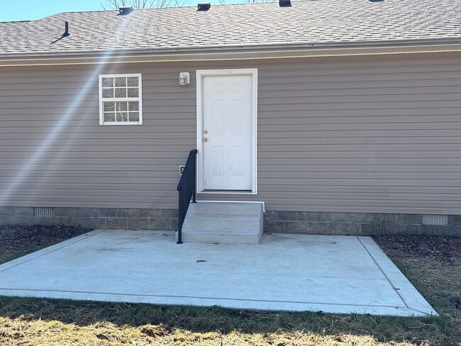 Building Photo - Spacious 3 BedroomHome with Large Yard!!