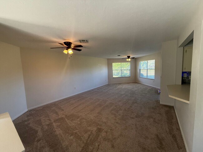 Building Photo - Classic Comfort in Rainbow Springs Country...