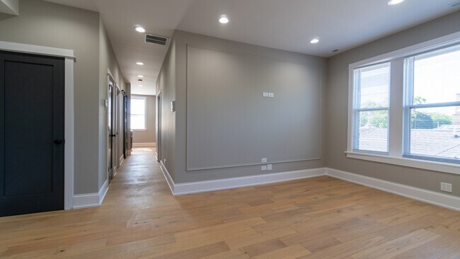 Building Photo - 5406 N Paulina St