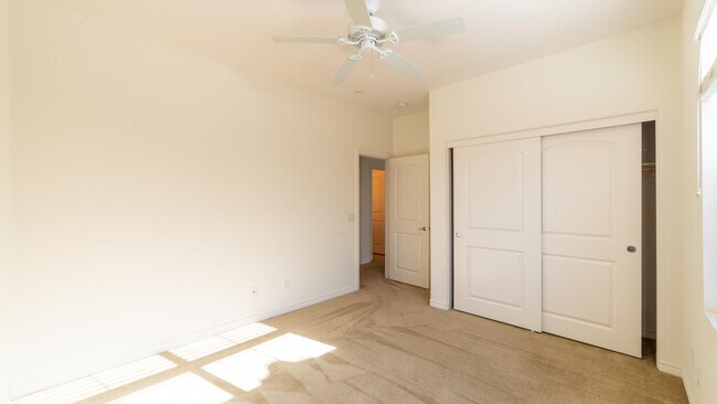 Building Photo - 570 Calle Vibrante