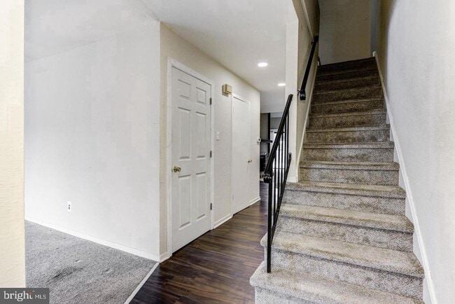 Building Photo - 215 Keats Dr