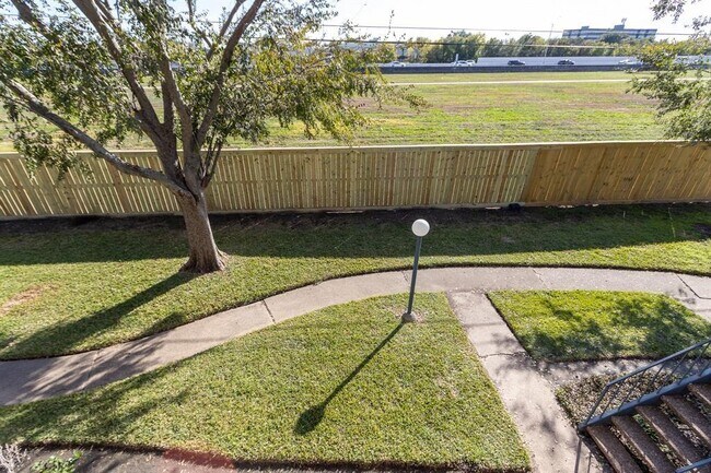 Building Photo - 3900 Woodchase Dr