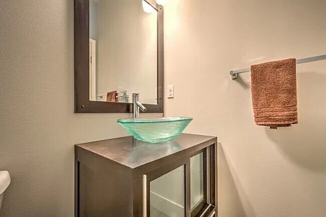 Building Photo - Stylish & Updated Home – 3BR/205BA, AC, Ne...