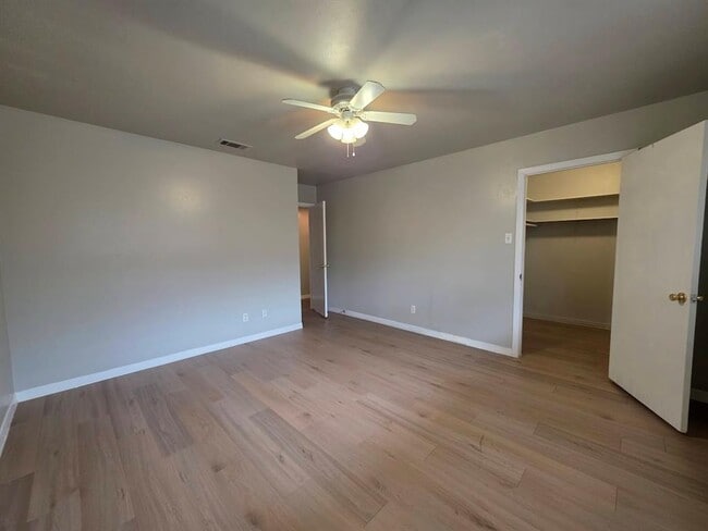 Building Photo - 701 E 45th St