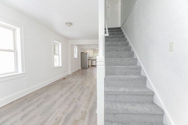 Building Photo - Beautiful Cape Cod Style home for Rent!  BONUS MILITARY / FIRST RESPONDER DISCOUNT!