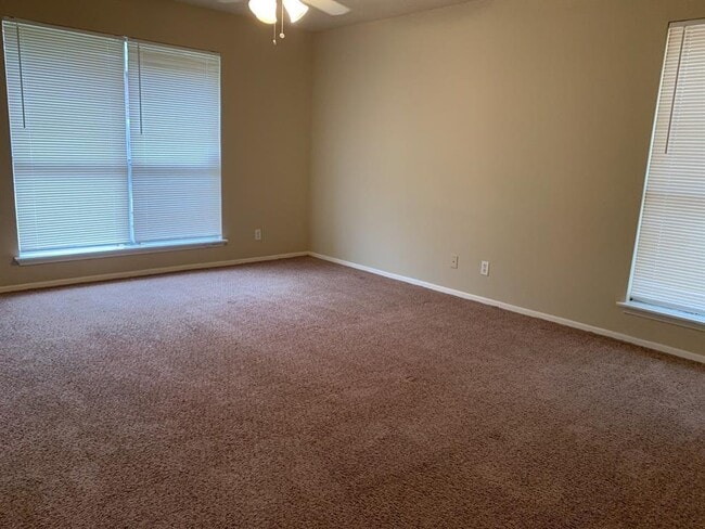 Building Photo - 1006 Poppets Way