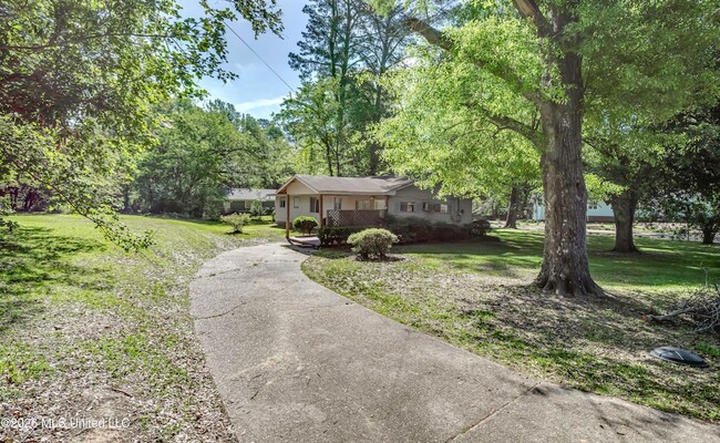 Building Photo - 823 Dunton Rd