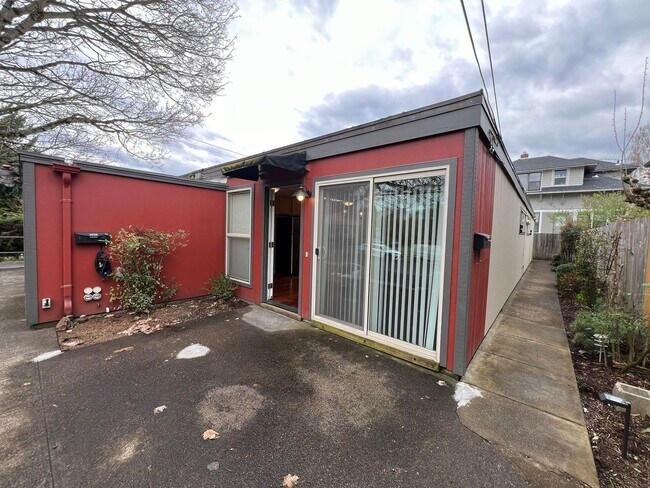 Building Photo - PENDING APPLICATIONS - RICHMOND ONE BEDROOM AVAILABLE FOR IMMEDIATE MOVE-IN - SEE LISTING FOR SPE...