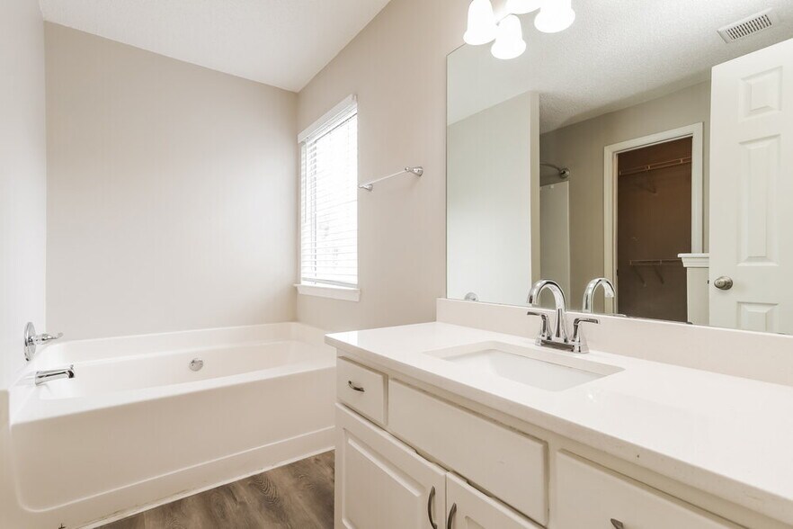 Building Photo - 545 Wyntuck Dr