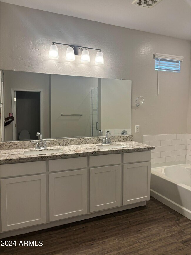 Building Photo - 2002 E Brooklyn Dr