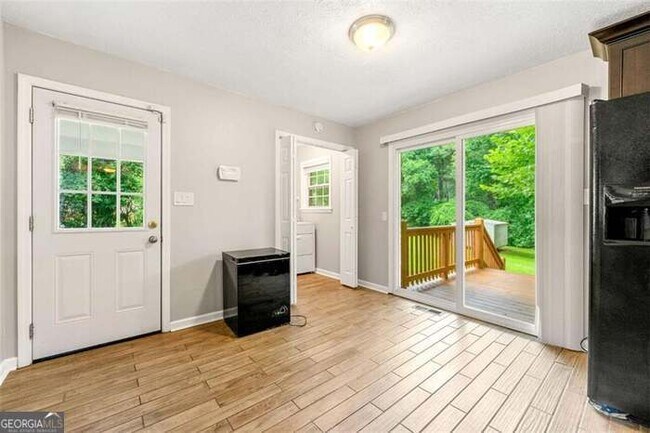 Building Photo - 3027 Lakeridge Dr SE