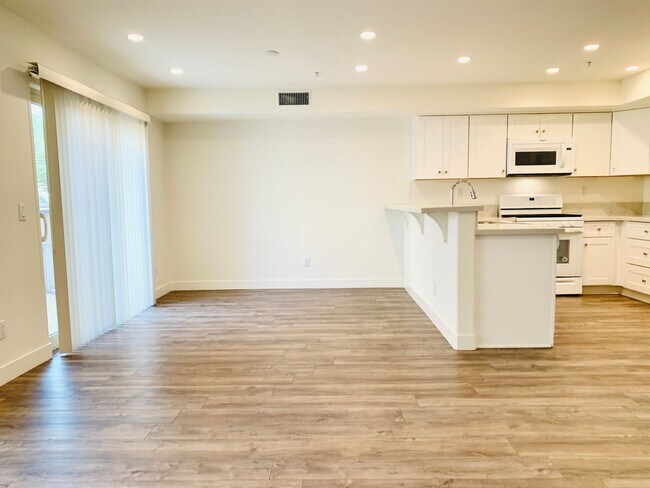 Building Photo - LIVE BY THE BEACH! LUXURY PACIFIC BEACH 3-...