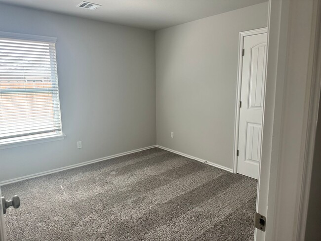Building Photo - FIRST MONTH FREE - Popular Location! THIS ...