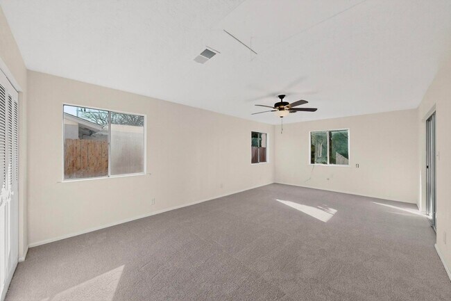 Building Photo - 3 Bedroom, 1.5 Bathroom Home! Schedule a Showing today!