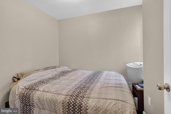 Building Photo - 1540 S Mole St