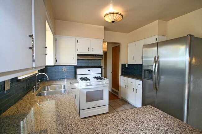 Building Photo - 3 Bedroom Split Level Home Available in South Colorado Springs!
