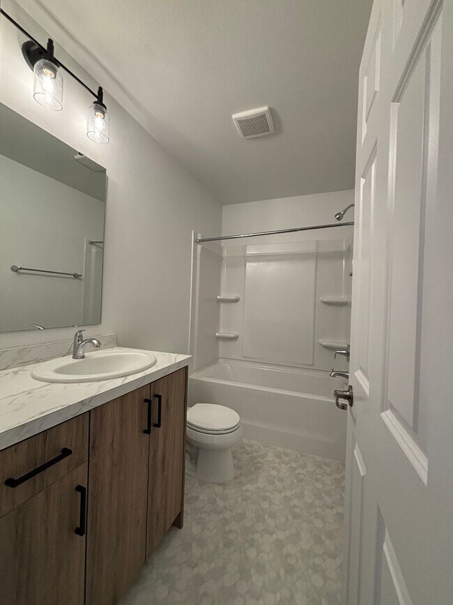 Building Photo - 3 Bed 3 Bath Townhome