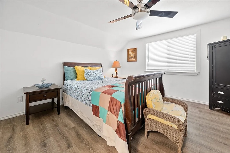 3rd floor Master - 120 Retama Ln