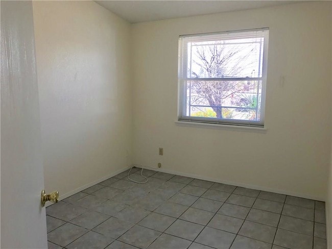 Building Photo - 8500 Lakehurst Rd