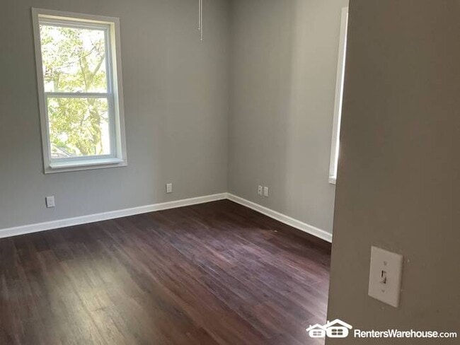 Building Photo - Completely Renovated New and Open Concept ...