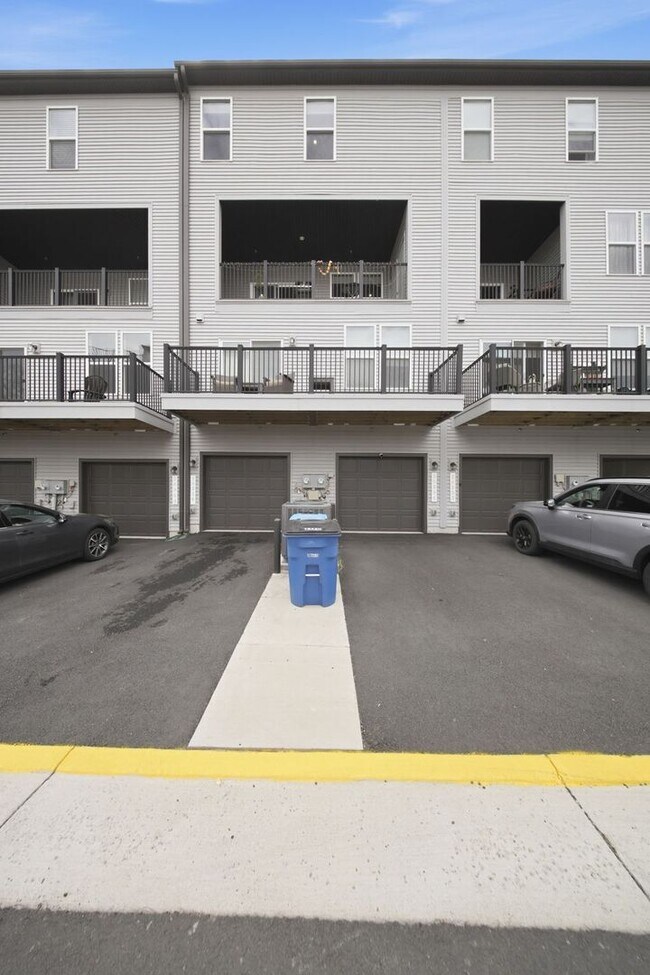 Building Photo - Perfectly positioned near the vibrant shopping and dining destination of One Loudoun, this reside...