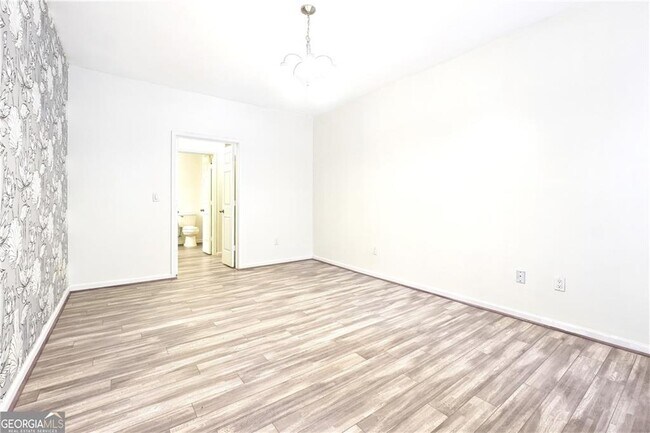 Building Photo - 5641 Roswell Rd