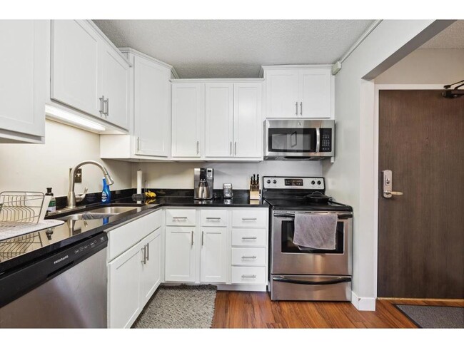 Building Photo - 78 10th St E