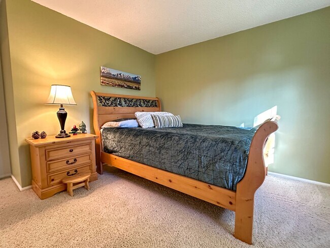Building Photo - Updated Single-Family Home with Large Back...