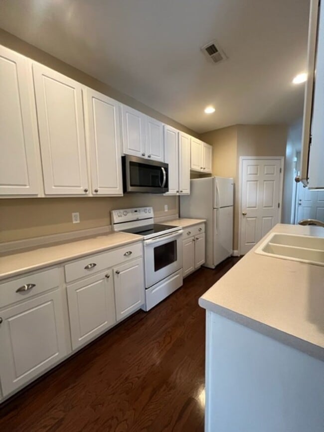 Building Photo - Two  Bedroom Two Bath