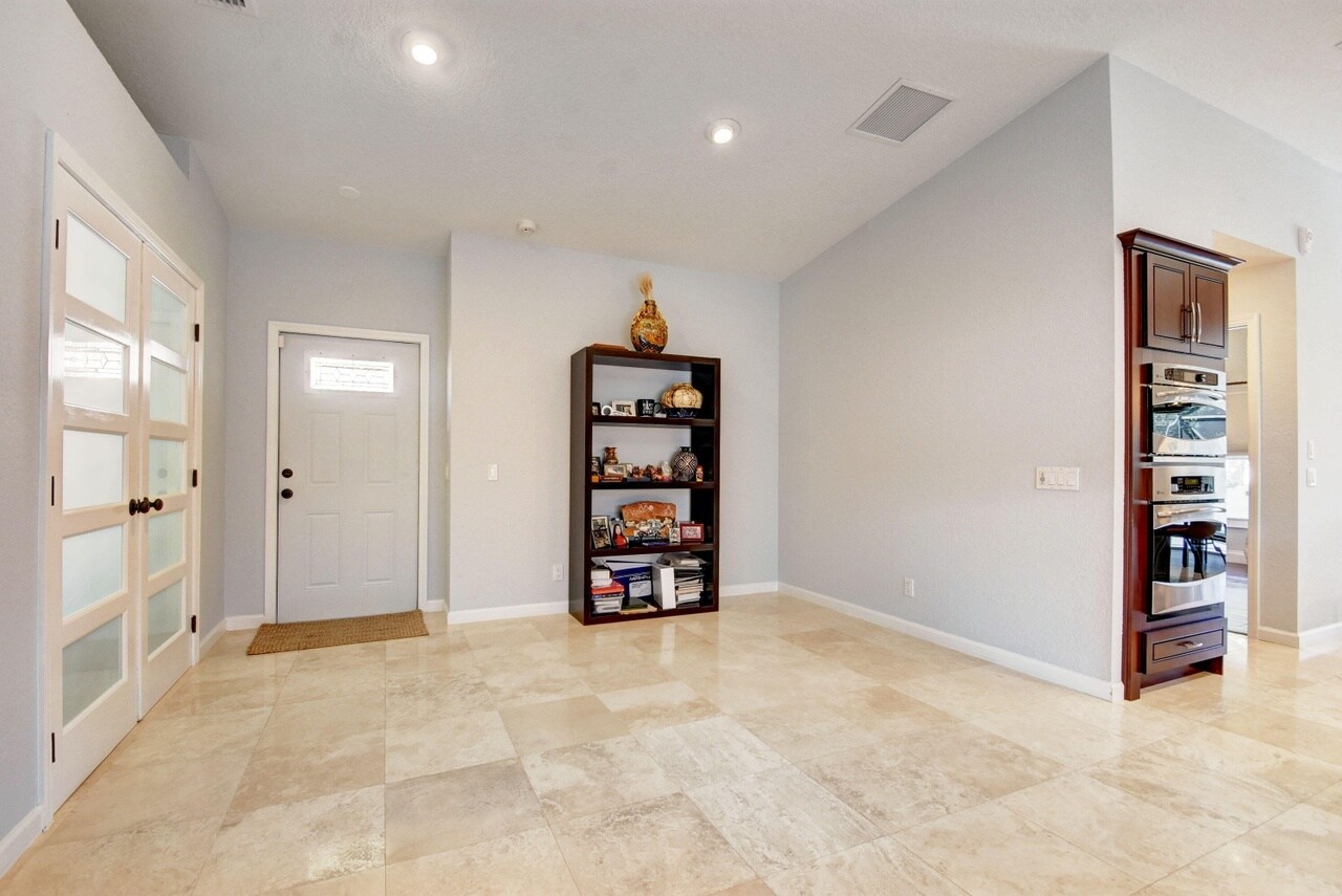 Building Photo - 7076 Middlebury Dr