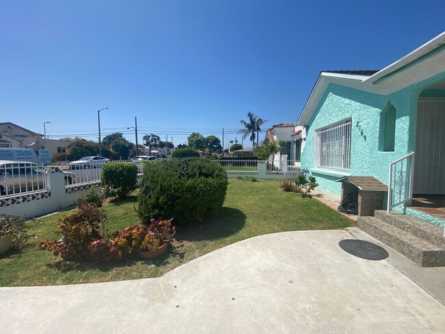 Building Photo - Spacious & Bright 3 bedroom/ 2 bathrooms f...