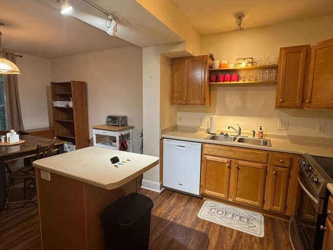 Building Photo - Spacious Furnished 3-Bedroom Condo – All U...