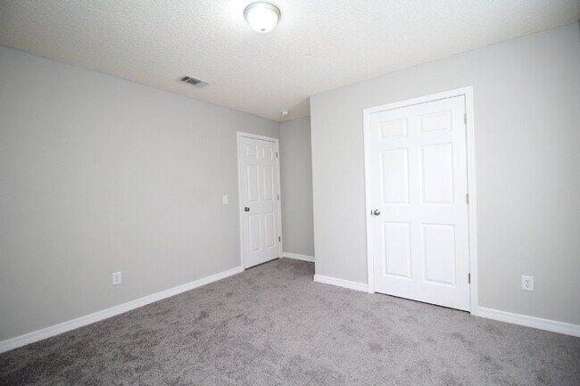 Building Photo - Gulf Breeze 3-Bedroom, 1-Bath Home Zoned for Top Schools with Quick Access to Pensacola and Pensa...