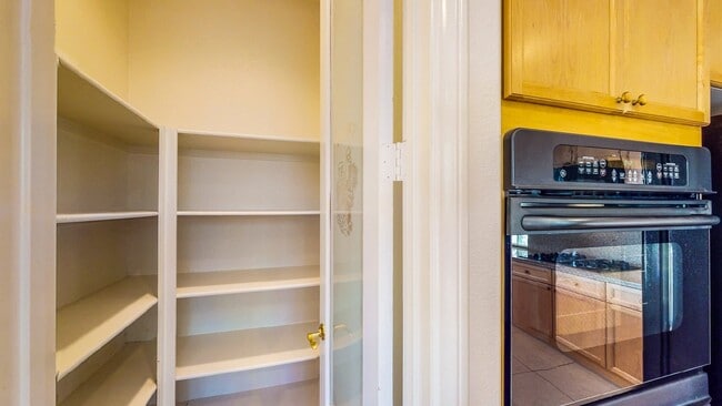 Building Photo - Beautiful 4 bedroom 3 full bath home with 2,902 Sq. FT. of living space.