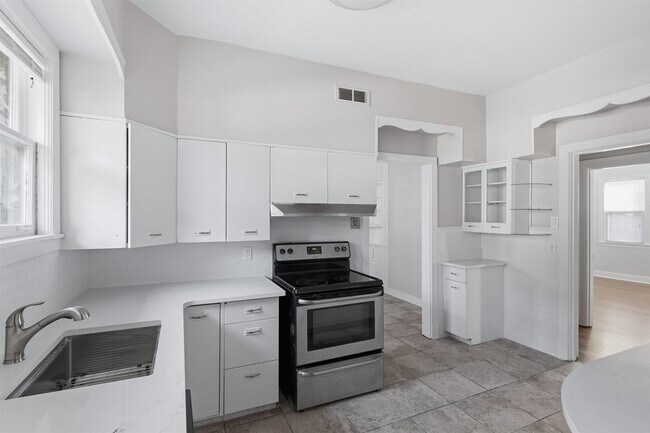 Building Photo - 871 University St