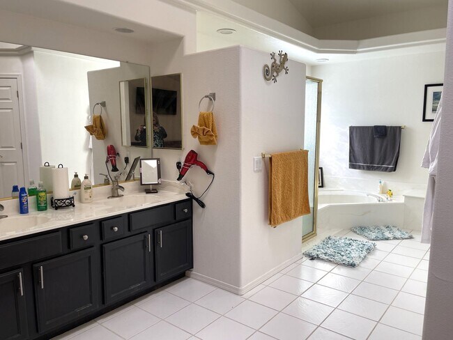 Building Photo - 3 bedroom 2 Bath Lakefront home in the des...