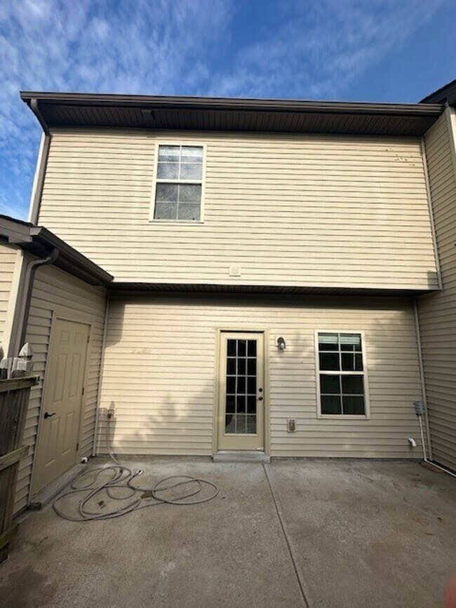 Building Photo - End-Unit 3 bedroom Townhome, 1/2 OFF first month rent for June!