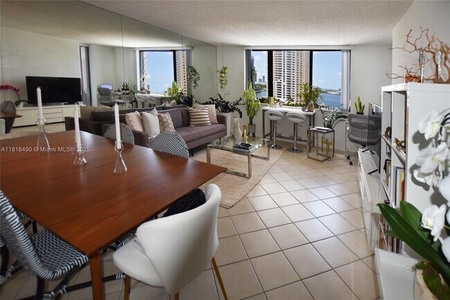 Building Photo - 540 Brickell Key Dr