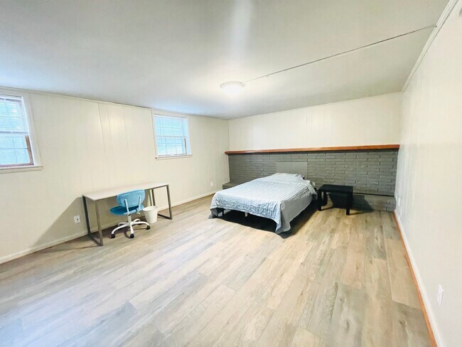 Building Photo - 4006 S Crestview Dr NW