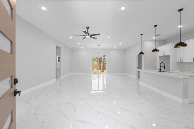 Building Photo - 327 Paradise Ln