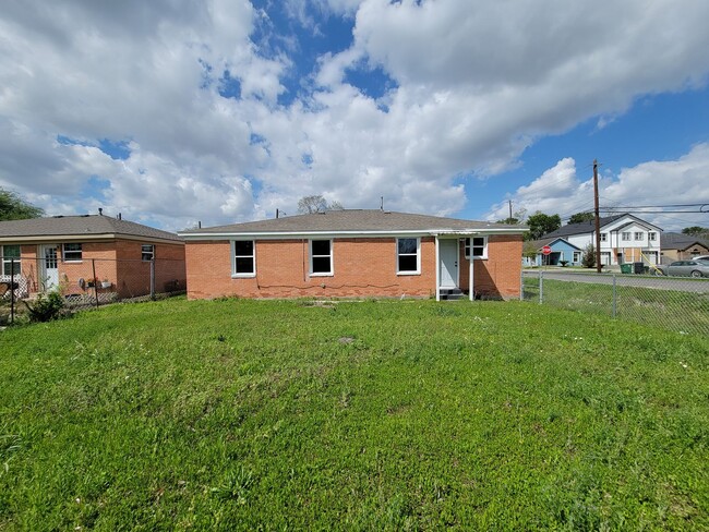 Building Photo - This beautifully updated 4-bedroom home is just under two miles from Highway 288 and Loop 610, ma...