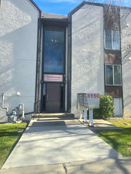 Primary Photo - 3150 Lakeside Dr