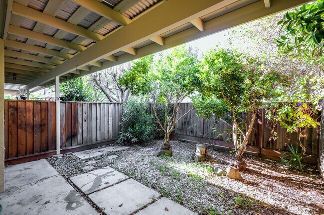 Building Photo - 2bed/2.5bath Townhouse with Updated Kitchen!