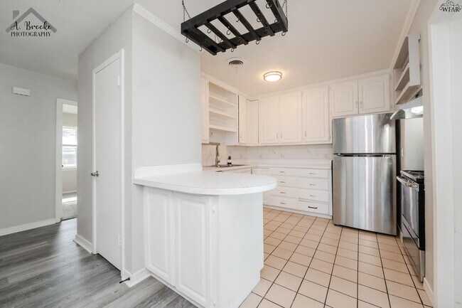 Building Photo - 1400 Phoenix Dr